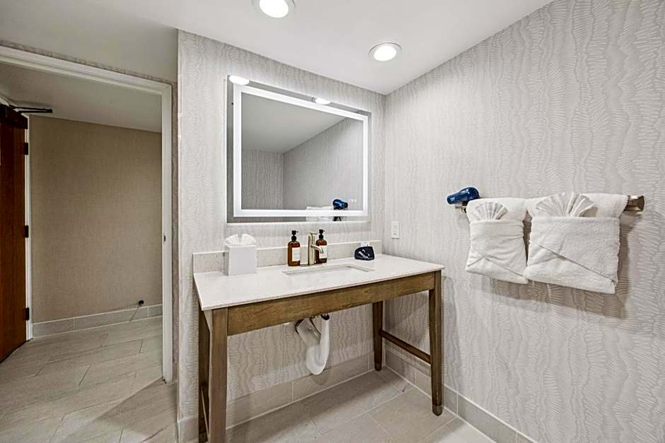 456 Embarcadero Inn & Suites