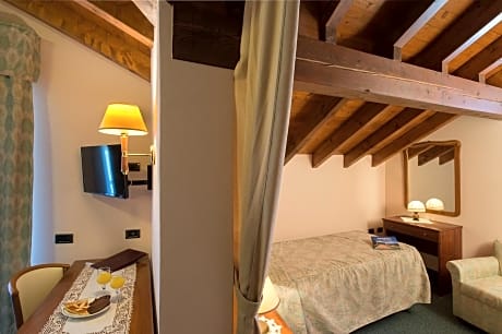 Family Room (2 Adults + 2 Children)