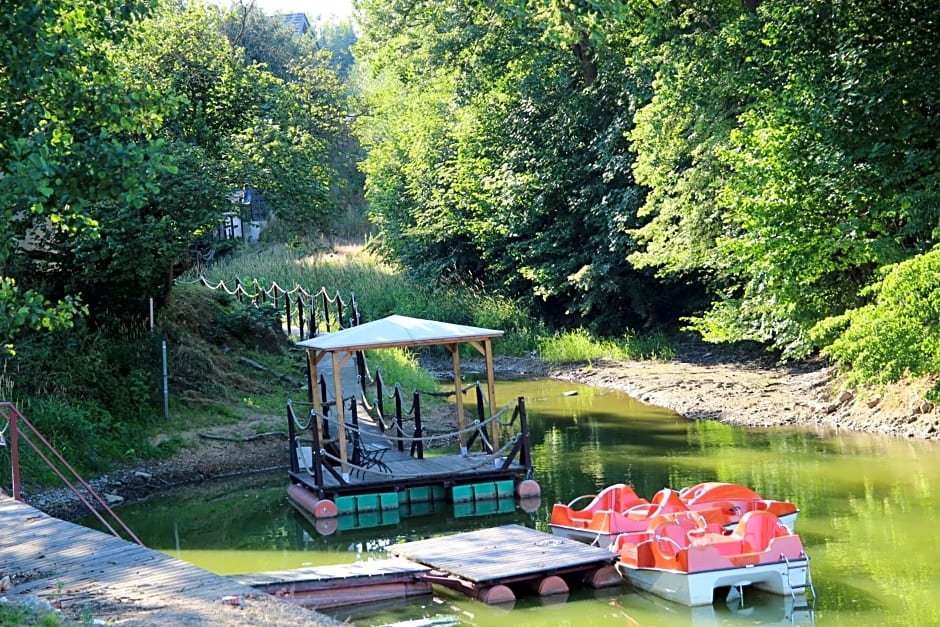 Domki nad jeziorem w Karłowicach