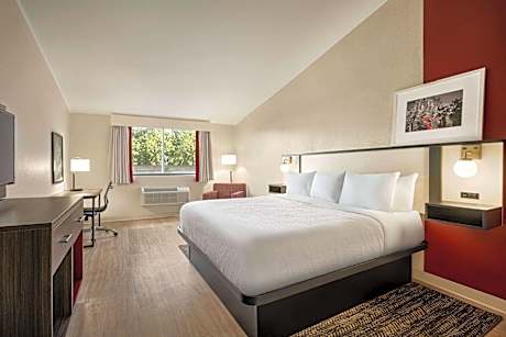 1 King Bed, Non-Smoking
