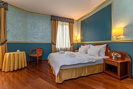 Superior Family Room - Connected Rooms