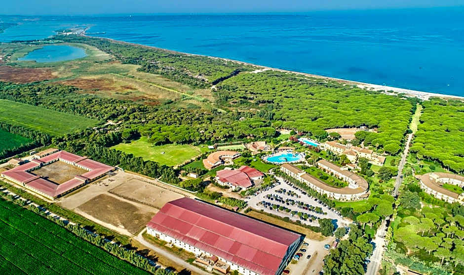 Hotel with swimming-pool in Arborea just 600 meters from the sea