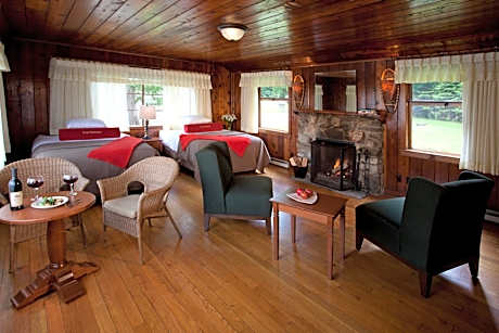 Deluxe Queen Room - No Pets Allowed