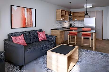 1 King One Bedroom Suite Mobility Accessible Tub
