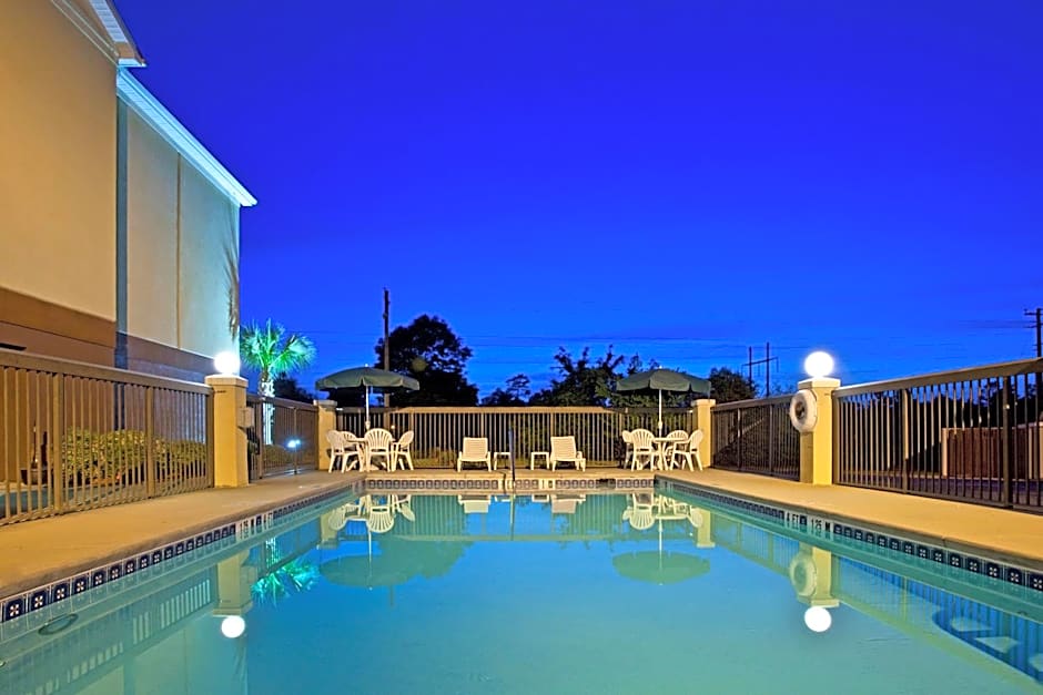 Holiday Inn Express & Suites Milton East I-10 By IHG