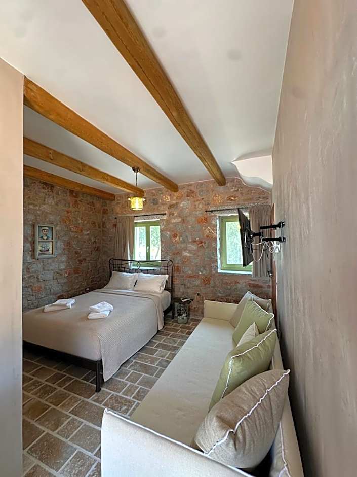 Arapis Rooms & Suites