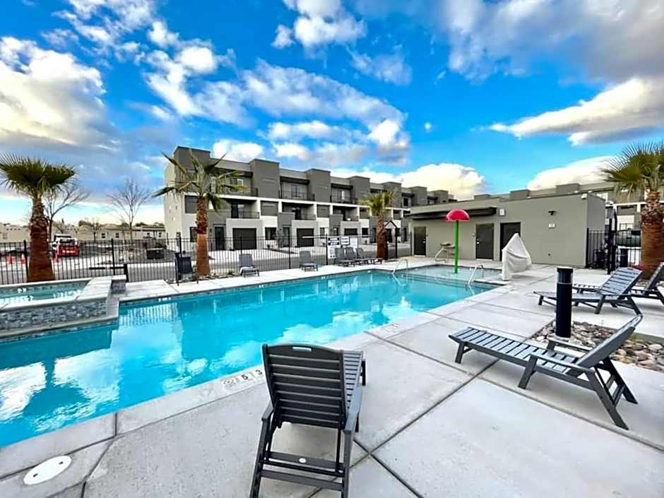 New Family-Friendly Townhome w/ Pool & Hot Tub