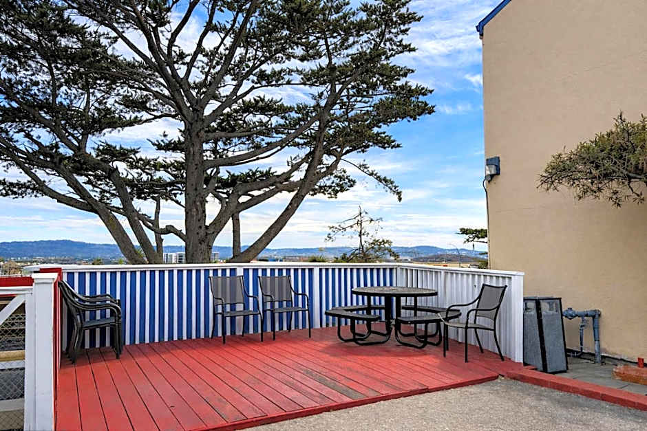 Bay Breeze Inn
