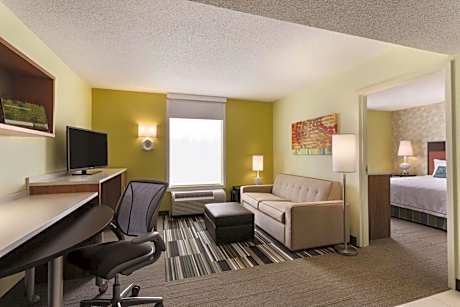 Queen Suite with Roll-In Shower - Mobility Access