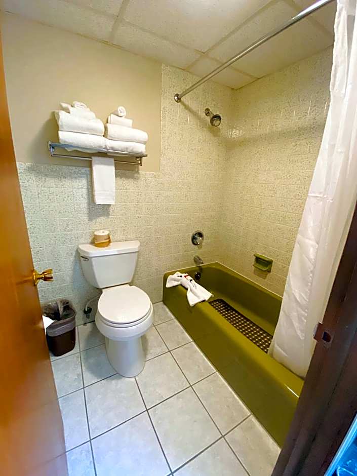 Days Inn & Suites by Wyndham St. Ignace Lakefront