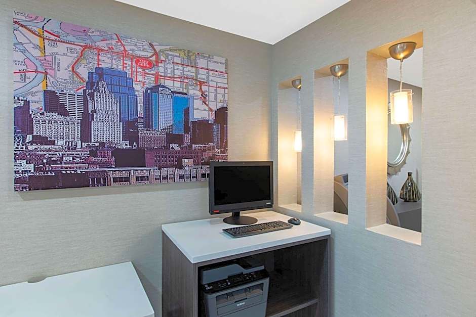 La Quinta Inn & Suites by Wyndham Blue Springs