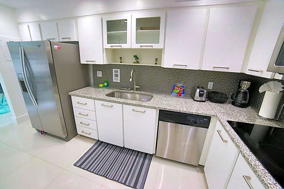 Beautiful penthouse condo with stunning views of both ocean and city