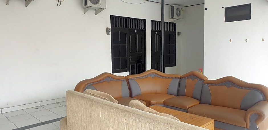 OYO 90990 Surya Residence