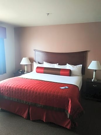 2 Queen Beds and 1 King Bed, Two-Bedroom, Mobility Access Suite, Bathtub w/Grab Bars, Non-Smoking