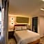 Expo Satelite 2750 Hotel & Suites