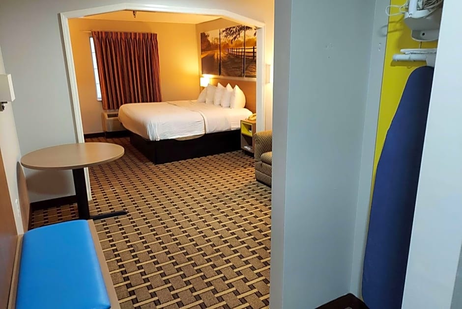 Days Inn & Suites by Wyndham Huntsville