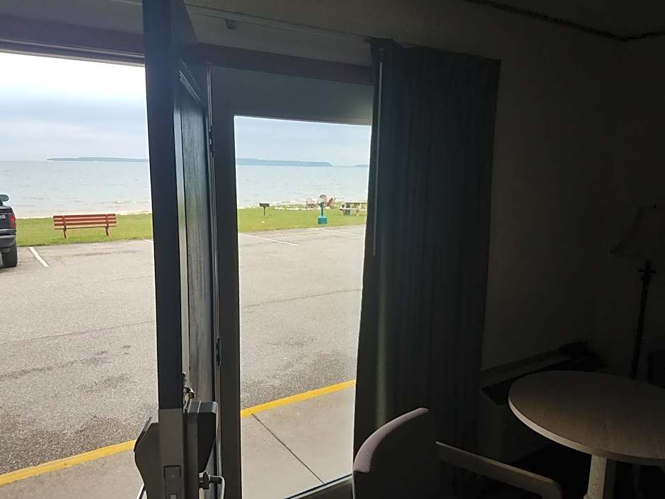 Days Inn & Suites by Wyndham St. Ignace Lakefront