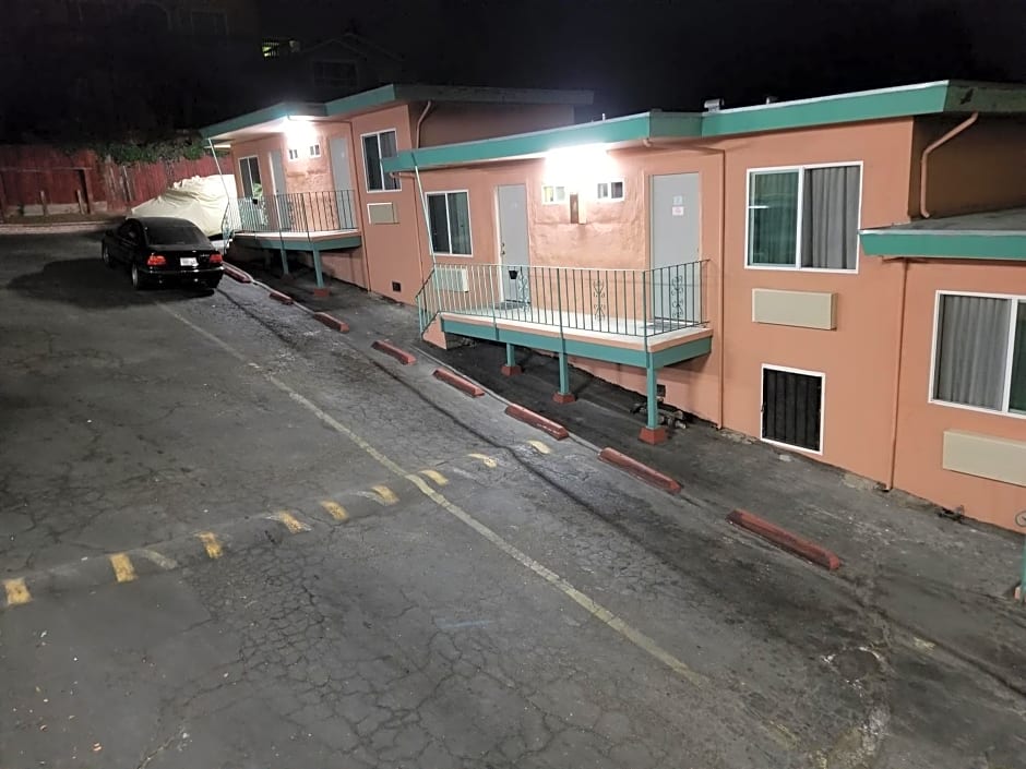 TRAVIS LODGE MOTEL 16