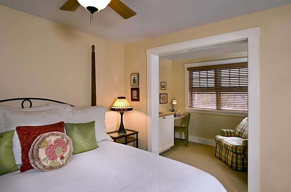 Photo 1 of 4 of Deluxe 1 King Bed