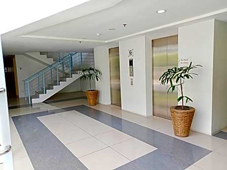 Cozy Condo + Pool • Karaoke • 65" TV • Samal Ferry