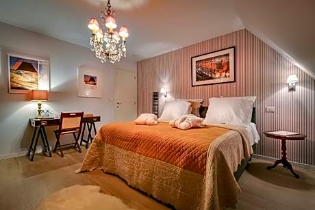 Deluxe Double Room (2 Adults + 1 Child)