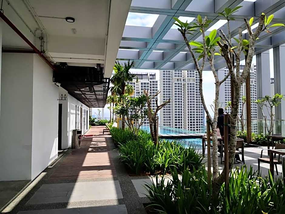 REVO at AURORA PLACE, Pavilion 2, 5 Minutes To AXIATA ARENA BUKIT JALIL FREE WIFI by De Harlequins Guesthouse