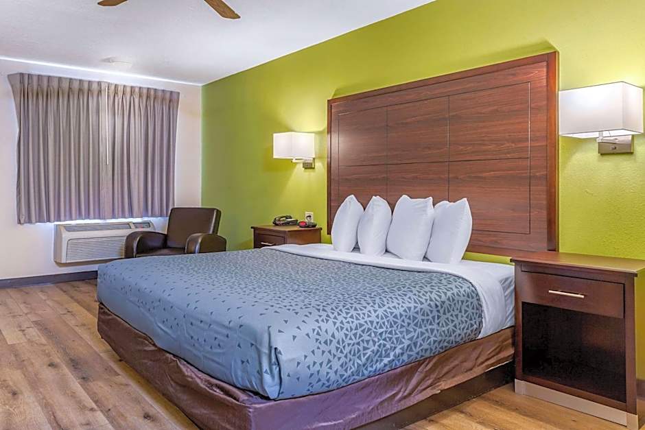 Econo Lodge West - Coors Blvd