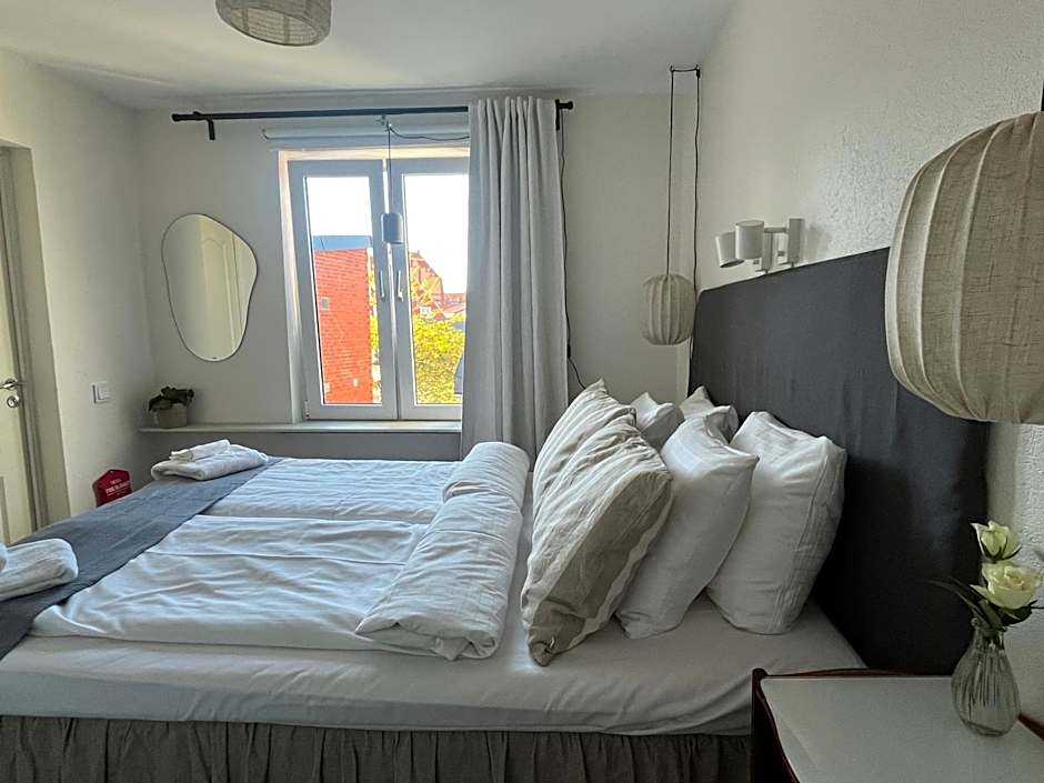 Photo 1 of 4 of 1 Queen Bed