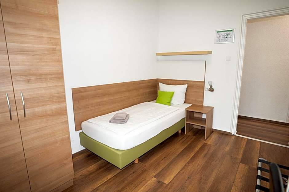 B&B Outlet Hotel - Metzingen - Bad Urach - Free Parking