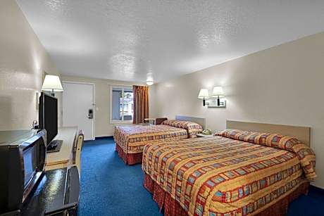 Deluxe Double Room with Two Double Beds - Disability Access - Smoking