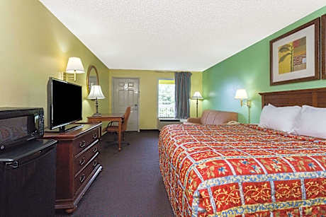 1 King Bed Non-Smoking