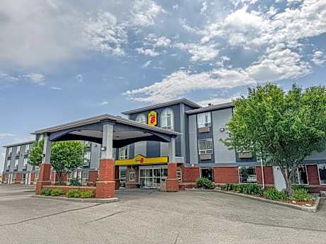 Super 8 by Wyndham High River AB