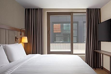 2 bedroom suite, bedroom 1: 1 king, bedroom 2: 1 king, sofa bed, city view