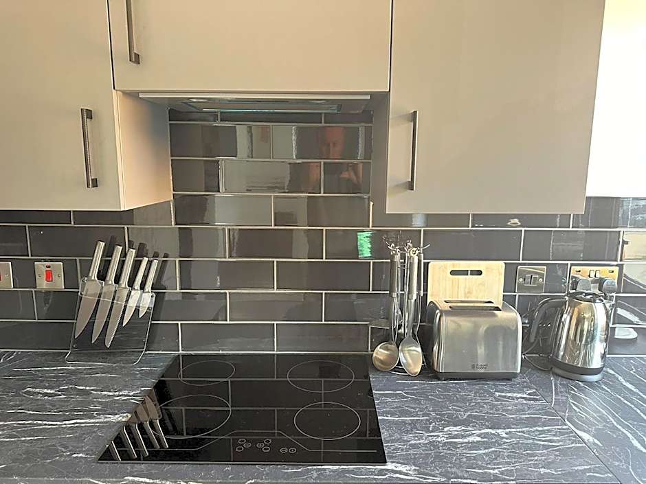 Adam Court Apartments - PE1 - Contractor Friendly - Choice of Studios or 1 Bed Apartments - Free Parking - Sofa Beds - Sky TV - Full Kitchen - Washer Dryer - WiFi