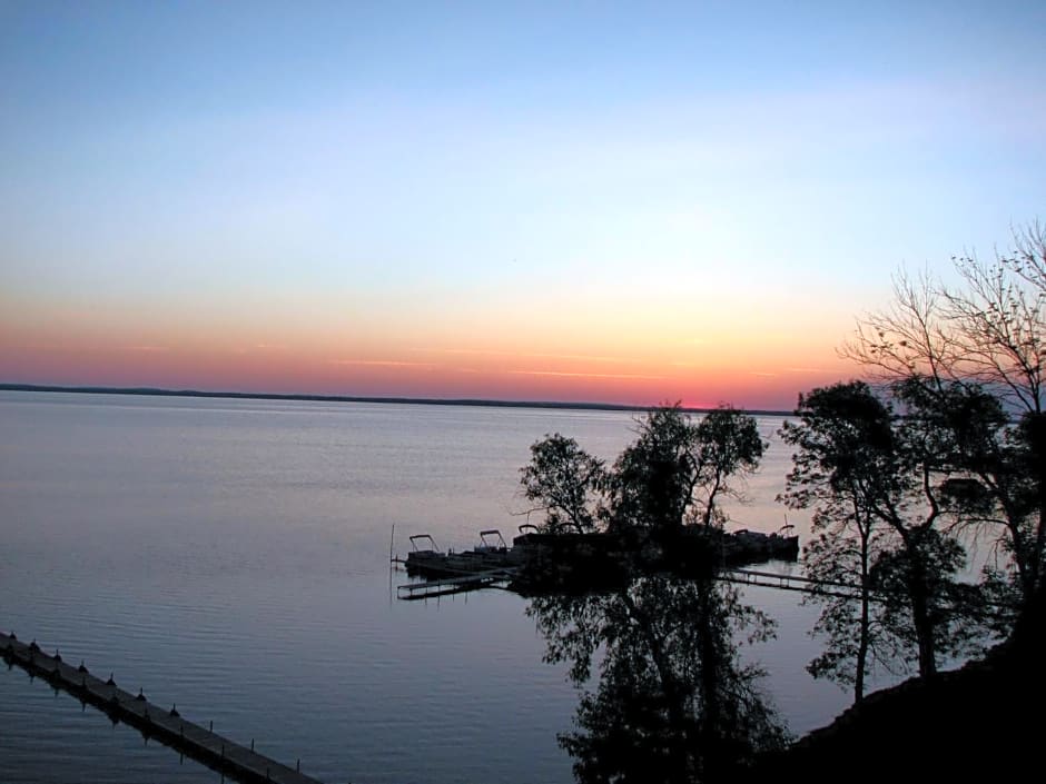 Beachfront Hotel Houghton Lake