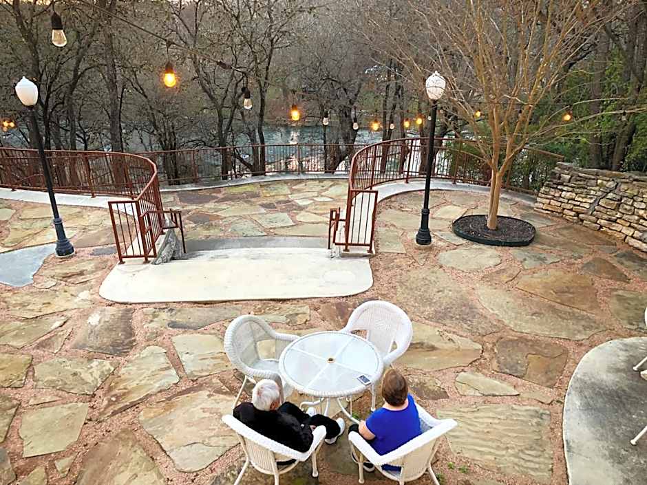 Gruene River Hotel & Retreat