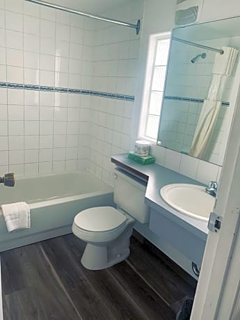 Queen Room with Two Queen Beds and Kitchenette