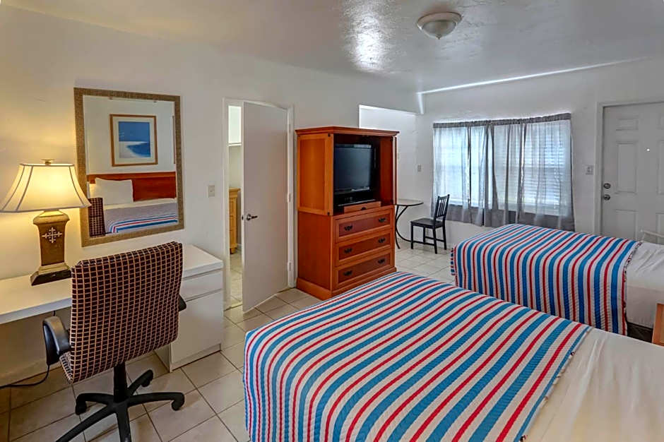 Richard's Motel Courtyard