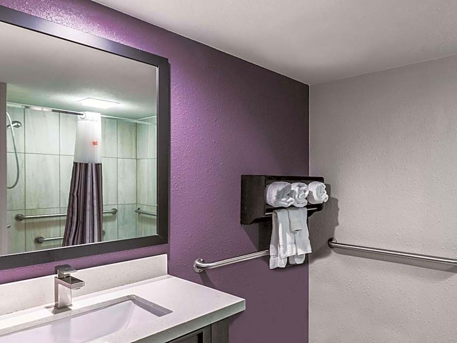 Photo 1 of 6 of 1 King Bed, Mobility Accessible, Bathtub
