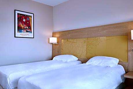 Standard Room With Airport View