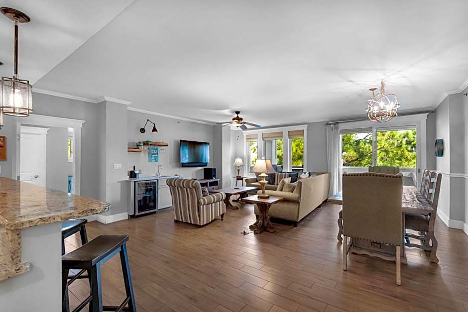 Cozy Bayside Retreat at Lasata , Stunning Panoramic Views ,Steps away from Baytowne Wharf, 3 Bedrooms 3 full baths !!