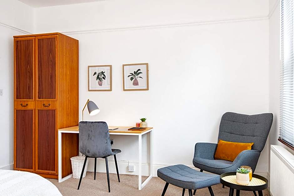 King Room with a shared Kitchen and bathroom in a 5-Bedroom House at Hanwell
