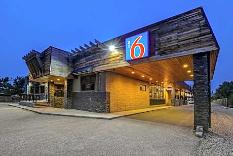 Motel 6 Brooks AB