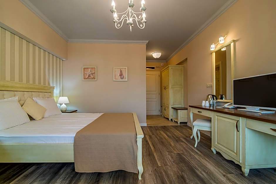 Sunny Castle Hotel - All Inclusive, Beach and Free parking