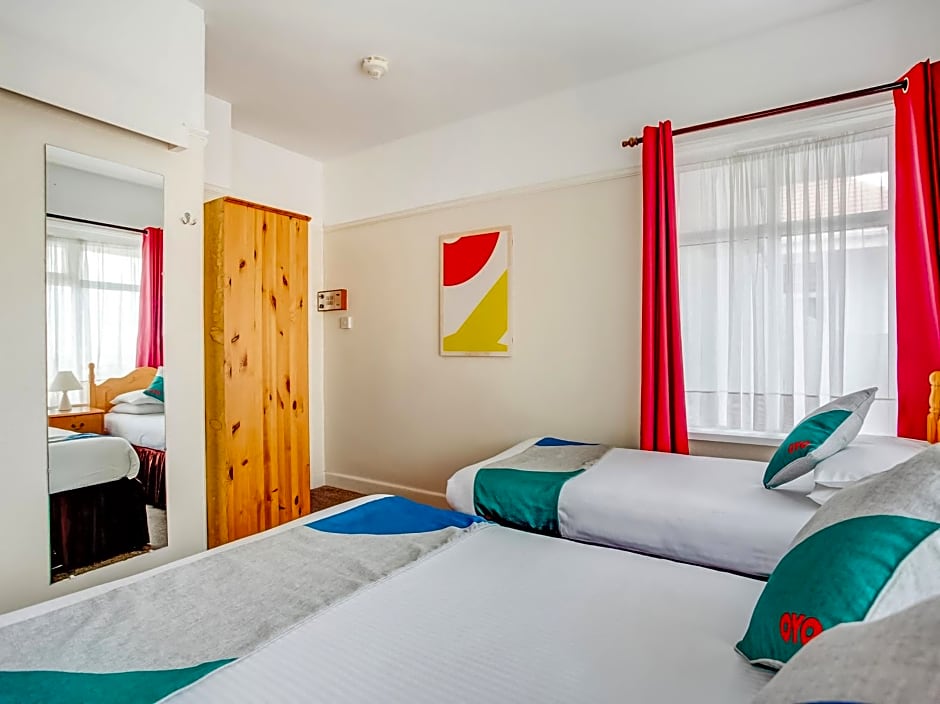 OYO Godolphin Arms Hotel