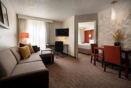 One-Bedroom Queen Suite with Sofa Bed and Adapted Tub - Mobility and Hearing Accessible