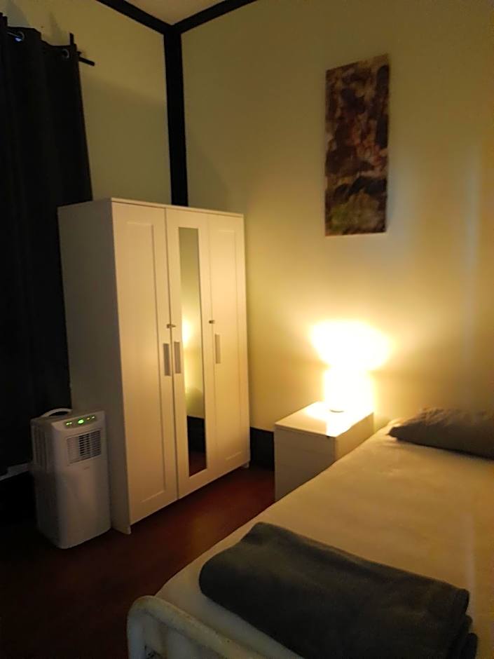 Ozi Inn Backpackers - Perth -Valid International Passport Required