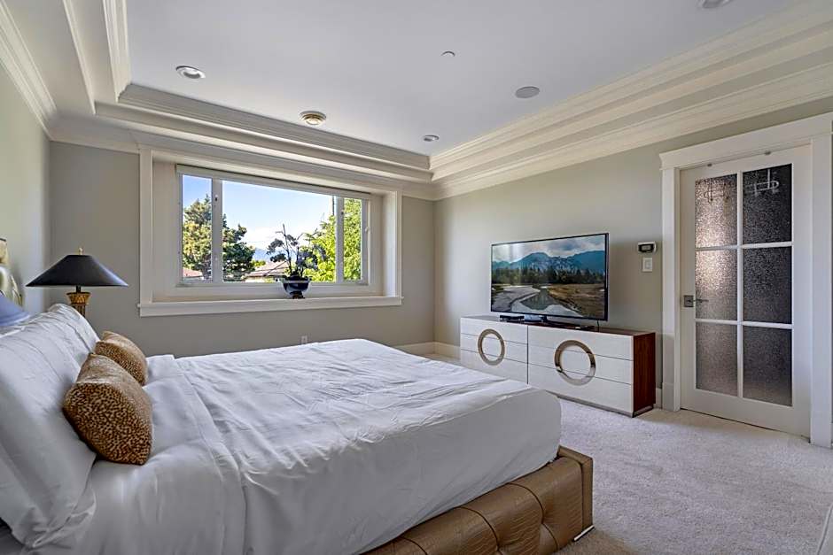 Luxurious Multi-Family Home in Vancouver West, 10 Mins Downtown