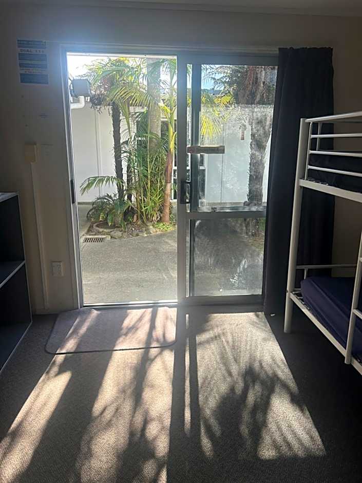 Beachcomber Lodge & Backpacker