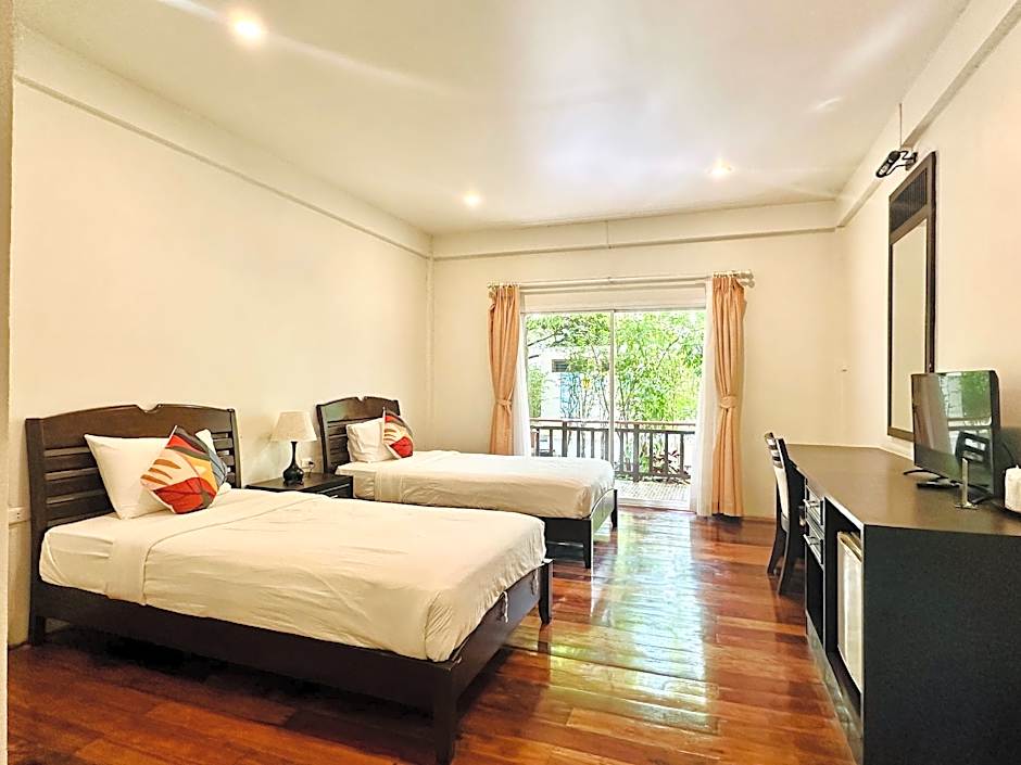 Photo 1 of 6 of Deluxe 1 Twin Bed